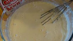 Mga pancake na pinalamanan ng pulang isda at curd cheese na may mga damo