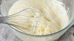 Sour cream cream na may pinakuluang condensed milk recipe