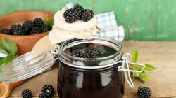 Selai blackberry kental dengan buah beri utuh (4 resep) Blackberry apa yang harus dimasak untuk musim dingin